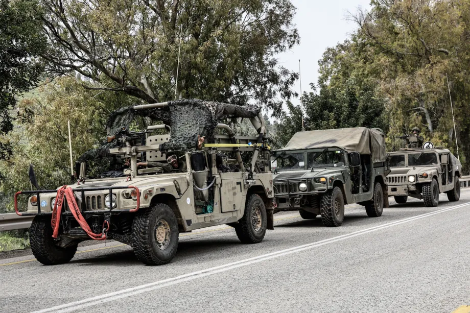 Veículos militares e tanques israelenses estão posicionados próximo à fronteira com o Lebanon, no norte de Israel, em 14 de março de 2026. [Tsafrir Abayov – Anadolu Agency]