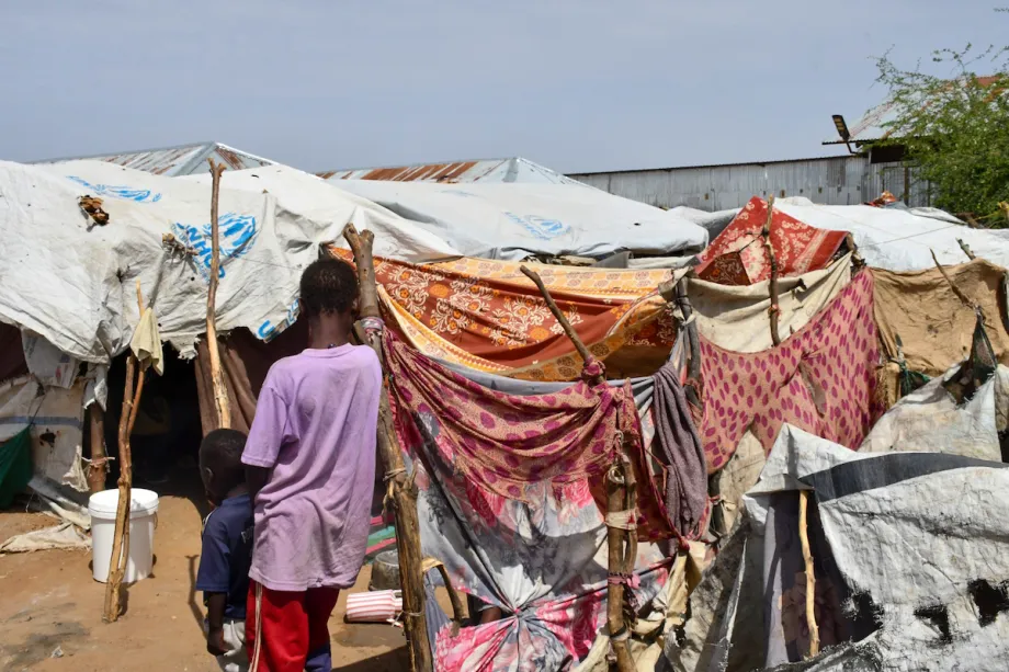 Milhares de famílias permanecem no Centro de Trânsito de Renk, criado para receber refugiados provenientes do Sudan, na cidade de Renk, no estado do Alto Nilo, no norte do South Sudan, em 13 de abril de 2026. [Lino Ginaba – Anadolu Agency]
