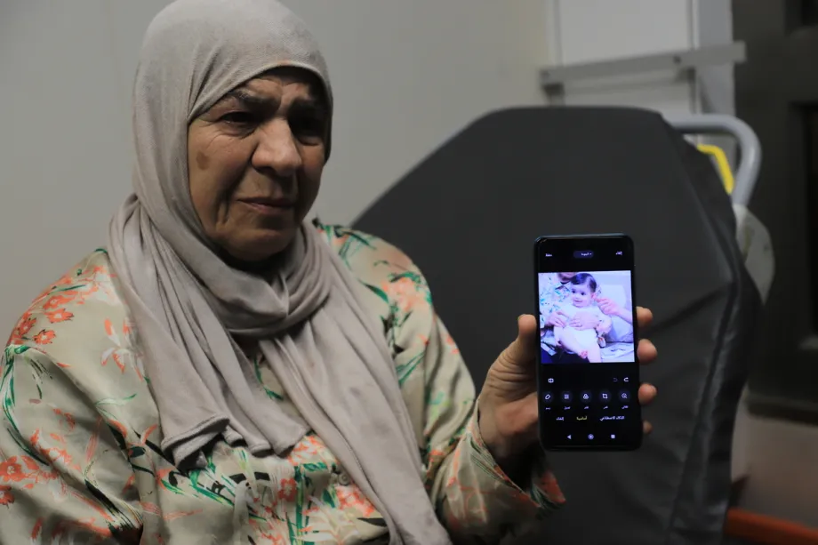 O bebê palestino de 7 meses, Sam Fehd Abu Heikal, que ficou gravemente ferido após soldados israelenses abrirem fogo contra um veículo na área de Tel Rumeida, ao sul de Hebron, morreu no Hospital de Hebron, onde sua família lamentou sua perda em 5 de junho de 2026, em Hebron, na Cisjordânia, Palestina. [Amer Shallodi – Agência Anadolu]
