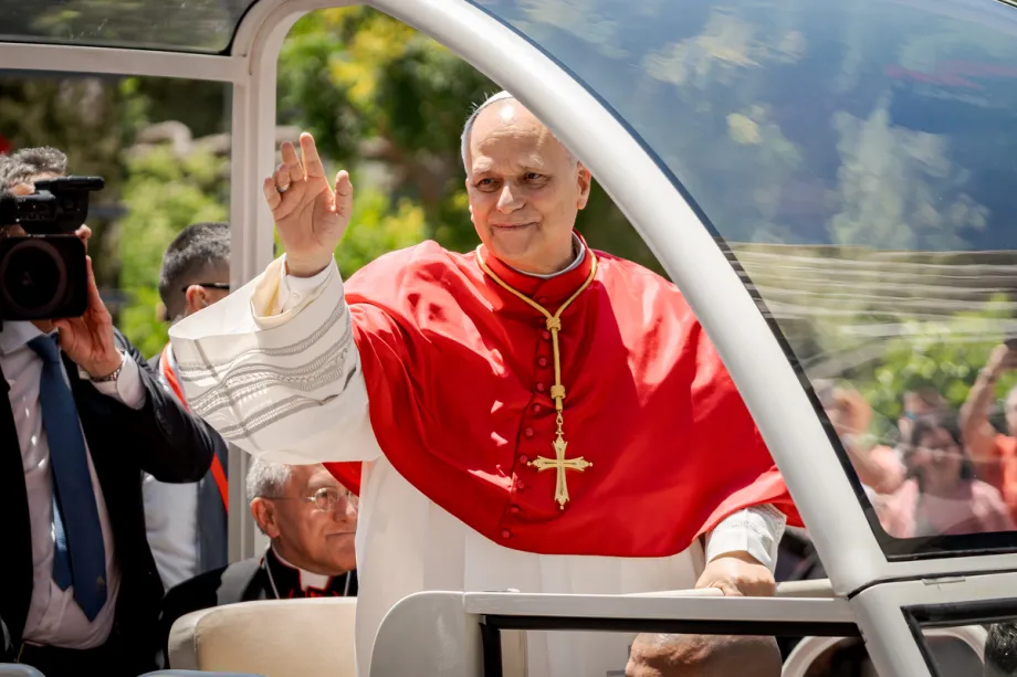O Papa Leão XIV percorre as ruas de Madri no papamóvel ao iniciar o programa oficial de sua Visita Apostólica à Espanha, em 6 de junho de 2026.[Diego Radamés – Agência Anadolu]
