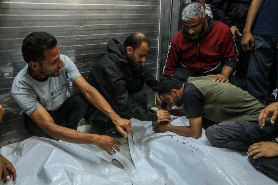 Parentes lamentam a morte dos palestinos Iyad Nofal e Ahmed Maarouf, que foram mortos em um ataque do exército israelense contra tendas que abrigavam pessoas deslocadas na região de Al-Mawasi, em Khan Yunis, Gaza, Palestina, em 8 de junho de 2026. [Abed Rahim Khatib – Anadolu Agency]