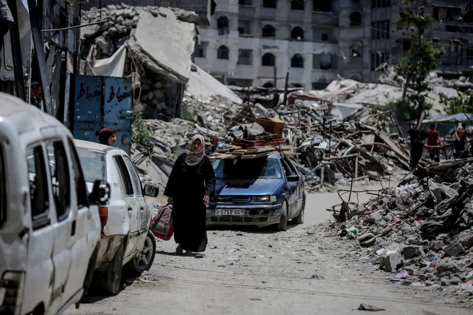 Palestinos que vivem na área de Sanafur, no bairro de Tuffah, deixam suas casas com seus pertences devido ao avanço de veículos militares israelenses e à instalação de barreiras de concreto que marcam o limite conhecido como linha amarela, na Gaza City, Gaza, Palestina, em 15 de junho de 2026. [Saeed M. M. T. Jaras – Anadolu Agency]