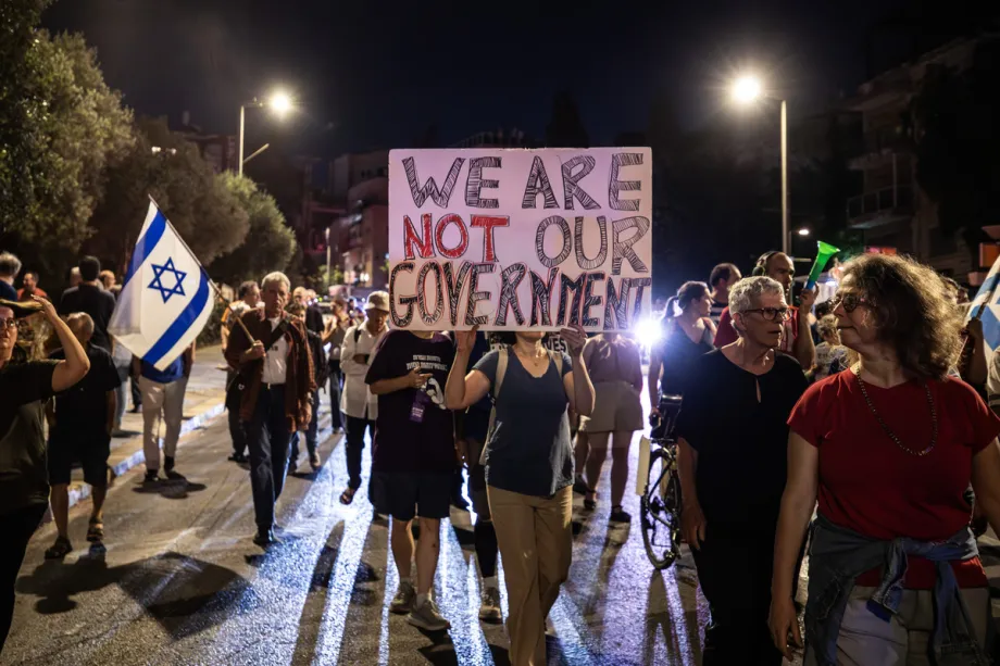Manifestantes marcham e entoam palavras de ordem durante um protesto contra o governo israelense liderado pelo primeiro-ministro Benjamin Netanyahu, em Jerusalem, em 20 de junho de 2026. [Mostafa Alkharouf – Anadolu Agency]