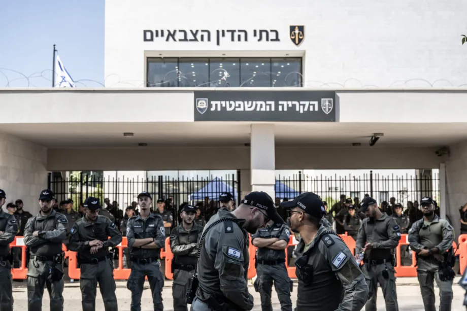 Israelenses de extrema direita e familiares de soldados reúnem-se em frente ao tribunal militar para protestar contra a prisão de nove soldados acusados de abusar sexualmente de um detento palestino na prisão de Sde Teiman, no deserto do Negev, em Netanya, Israel, em 30 de julho de 2024.[Mostafa Alkharouf/Anadolu via Getty Images]
