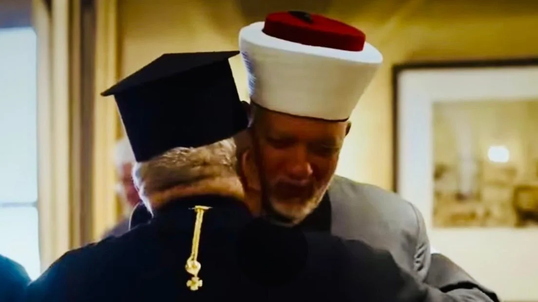 O autor está na foto com o Padre Nabil Haddad na Corte Real Hachemita em Amã, Jordânia, em dezembro de 2025 [Arquivo pessoal/ via MEE]