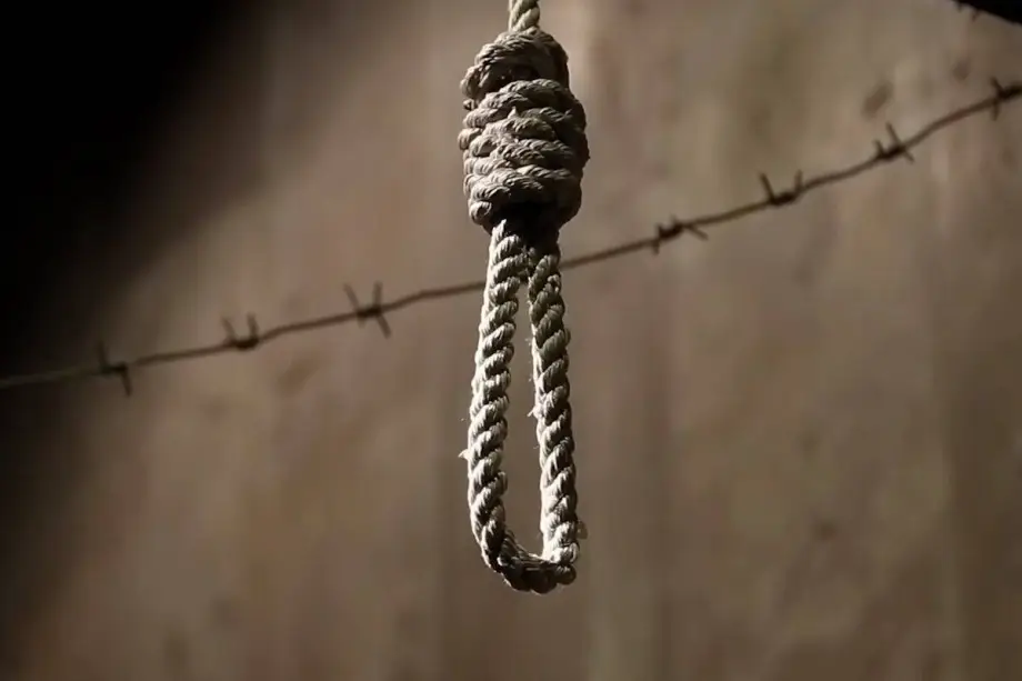 Uma forca sombria permanece suspensa em silêncio.