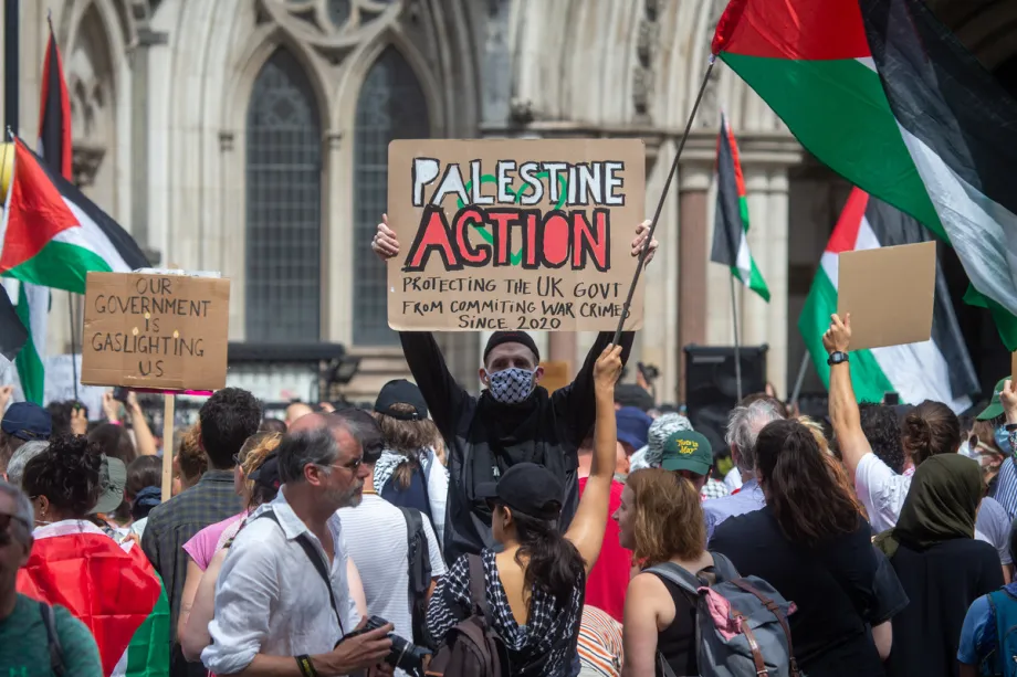 Ativistas pró-Palestina realizam um protesto de solidariedade em frente aos Tribunais Reais de Justiça, enquanto Huda Ammori, cofundadora do Palestine Action, leva a ministra do Interior à Alta Corte para contestar a classificação do grupo como organização terrorista, em Londres, Reino Unido, em 4 de julho de 2025. [İlyas Tayfun Salcı – Anadolu Agency]