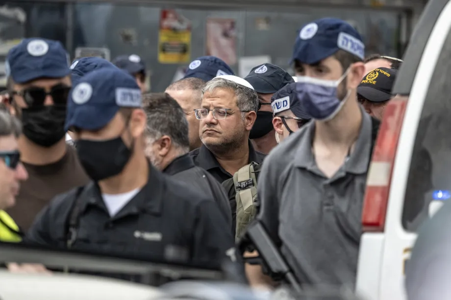 O ministro da Segurança Nacional de Israel, de extrema direita, Itamar Ben-Gvir, chega ao local de um ataque armado no entroncamento de Ramot, na entrada de Jerusalém Oriental, em 8 de setembro de 2025. [Mostafa Alkharouf – Agência Anadolu]