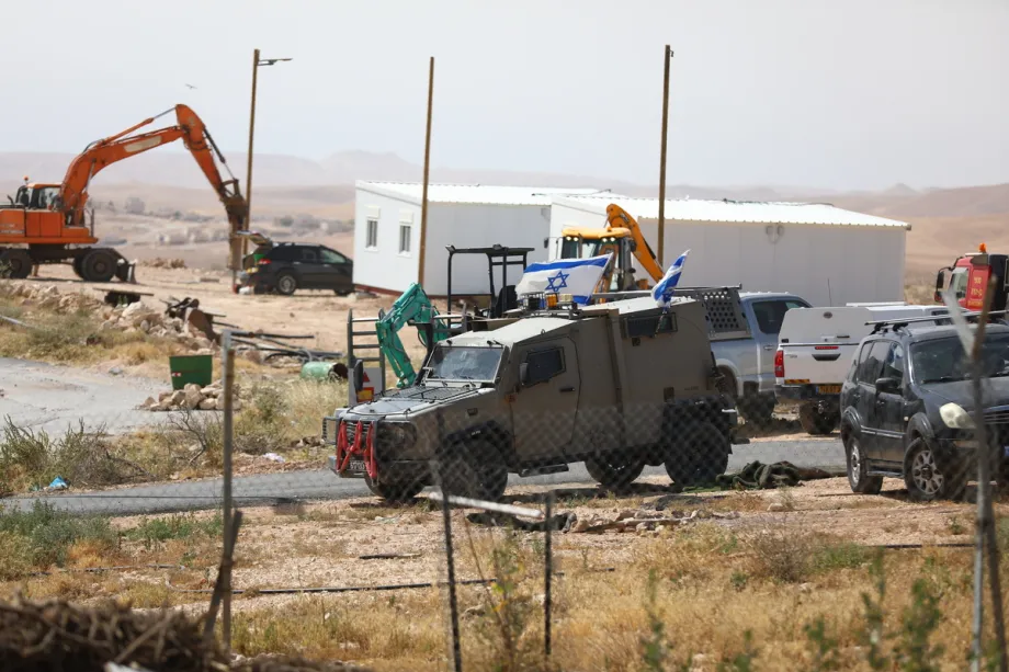 Casas pré-fabricadas instaladas por colonos israelenses ilegais são vistas sob a proteção do Exército israelense na aldeia de Umm al-Khair, localizada na região de Masafer Yatta, ao sul de Hebron, na Cisjordânia, Palestina, em 20 de maio de 2026. [Wisam Hashlamoun – Agência Anadolu]