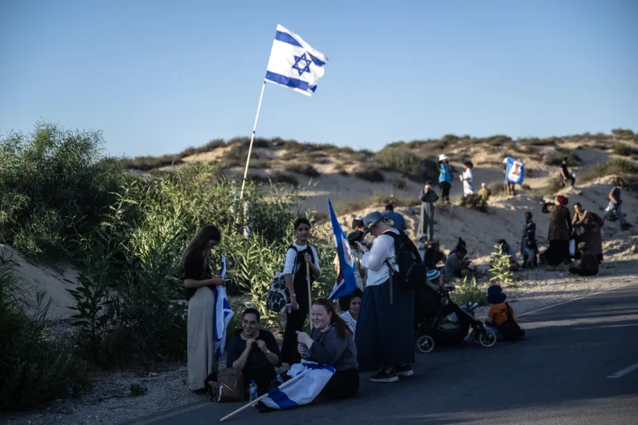 Colonos israelenses, acompanhados por ministros e parlamentares de extrema direita, marcham da região de Yad Mordechai, no sul de Israel, em direção à fronteira com Gaza, exigindo o estabelecimento de novos assentamentos judaicos na Faixa de Gaza, devastada pelos ataques israelenses. Yad Mordechai está localizada a 10 quilômetros ao sul de Ashkelon, Israel, em 19 de julho de 2026. [Mostafa Alkharouf – Anadolu Agency]