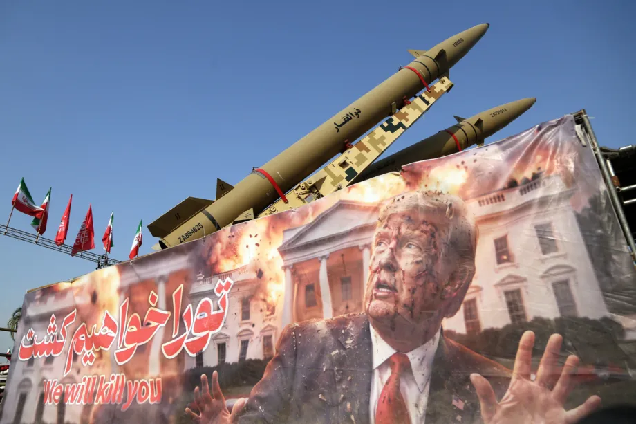 Uma faixa com a imagem do presidente dos EUA, Donald Trump, e com mensagens escritas foi exibida em frente aos mísseis balísticos Zolfaghar e Zolghadr, expostos na Praça Azadi, na capital iraniana, Teerã, em 2 de agosto de 2026. [Fatemeh Bahrami – Agência Anadolu]
