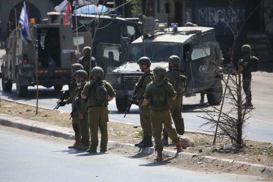 Forças israelenses invadem o Campo de Balata, fechando as entradas e saídas e restringindo a circulação dos moradores. Três palestinos ficam feridos e pelo menos seis pessoas são detidas durante as incursões em Nablus, no norte da Cisjordânia, Palestina, em 20 de agosto de 2026. [Nedal Eshtayah – Agência Anadolu]