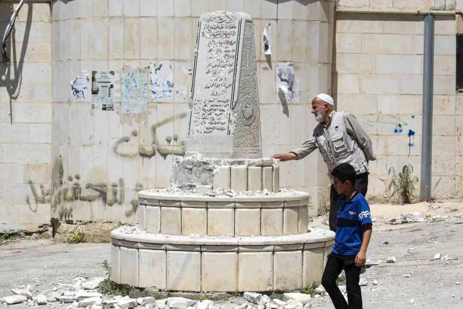 Palestinos inspecionam os danos causados a um memorial palestino, que foi destruído com uma marreta pelo parlamentar israelense de extrema direita Zvi Sukkot e por pessoas que o acompanhavam. Eles entraram na aldeia de Madama, perto de Nablus, no norte da Cisjordânia, sob a proteção de soldados israelenses, em 25 de agosto de 2026. [Nedal Eshtayah – Agência Anadolu]