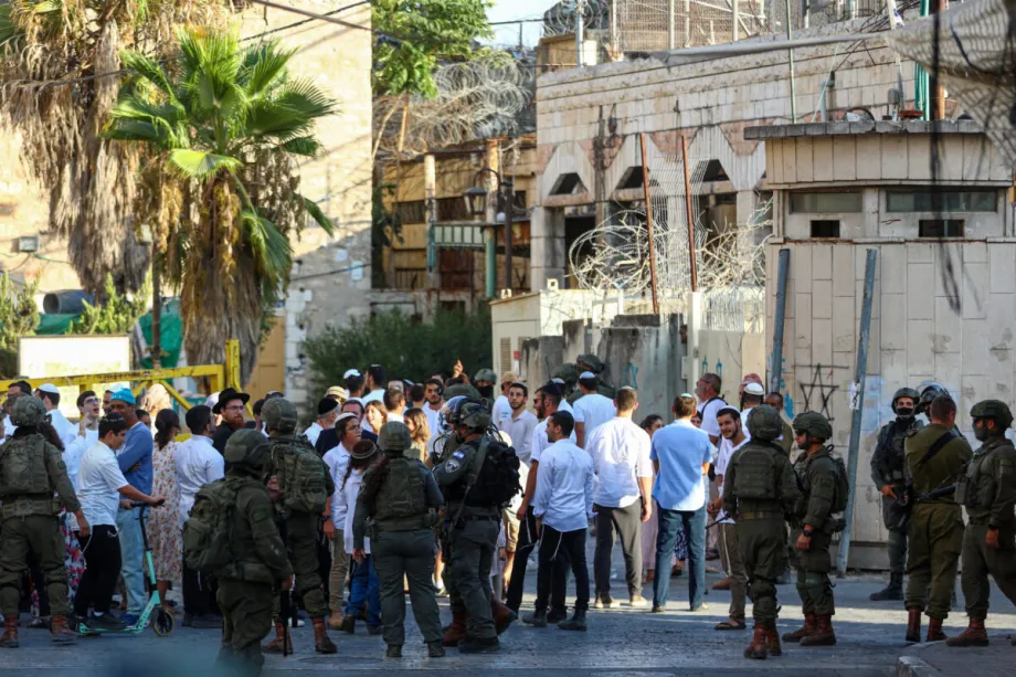 Forças israelenses realizam uma incursão na Cidade Velha de Hebron, na Cisjordânia ocupada, Palestina, em 29 de agosto de 2026. [Wisam Hashlamoun – Anadolu Agency]
