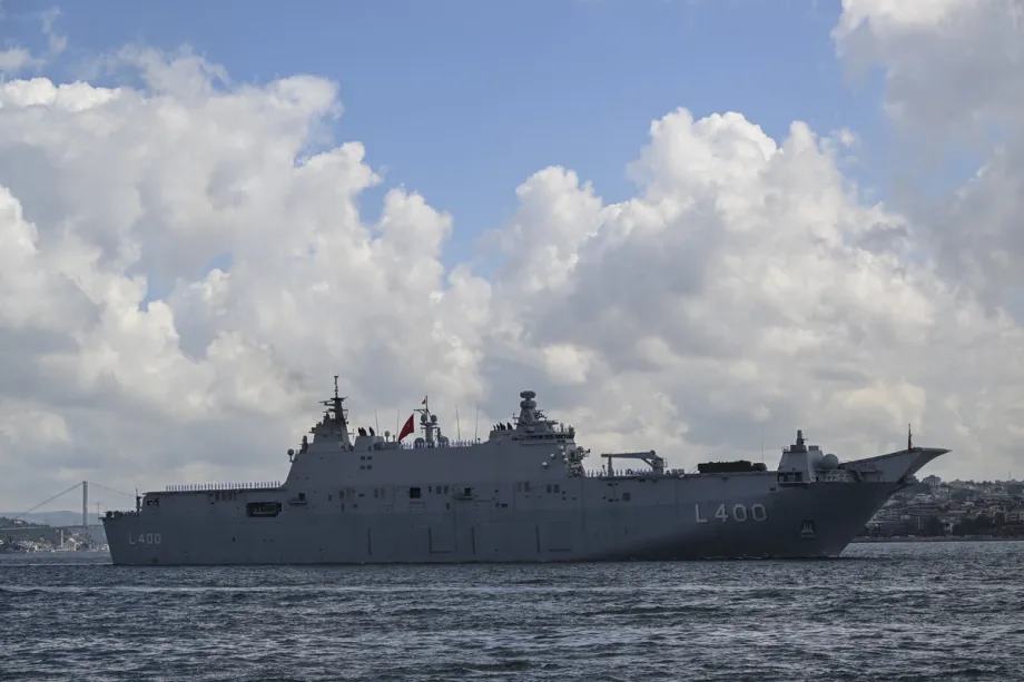 O navio de assalto anfíbio TCG Anadolu (L-400) da Marinha turca navega pelo Estreito de Istambul, em Istambul, Turquia, em 30 de agosto de 2026. [Murat Şengül – Agência Anadolu]