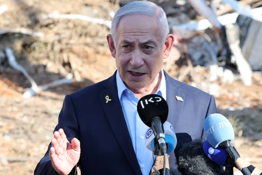 O primeiro-ministro de Israel, Benjamin Netanyahu, faz uma declaração durante uma visita ao local do Instituto Weizmann de Ciências, atingido por uma série de mísseis iranianos, na cidade de Rehovot, no centro de Israel, em 20 de junho de 2025. [Foto: Jack GUEZ / POOL / AFP / Getty Images]