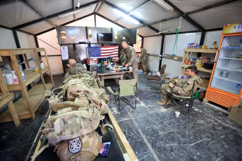 Soldados das forças da coalizão liderada pelos EUA são vistos na Base Militar de Al-Qaim, na província de Anbar, oeste de Bagdá, em 19 de março de 2020. [Murtadha Al-Sudani/Anadolu Agency]