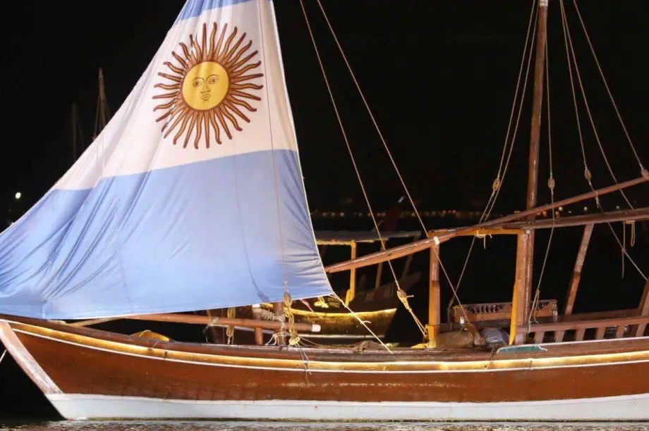 Um navio com a bandeira da Argentina é visto na praia de Katara durante a Copa do Mundo da FIFA Qatar 2022, em Doha, Catar, em 12 de dezembro de 2022. [Ashraf Amra – Anadolu Agency]