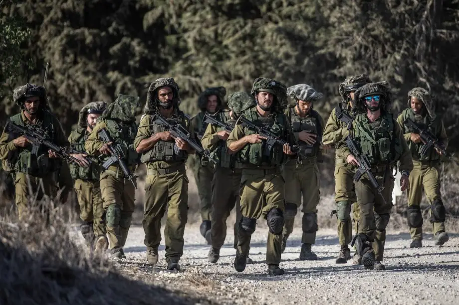 Soldados israelenses patrulham próximo à fronteira com Gaza enquanto os confrontos entre o Exército israelense e facções palestinas continuam em Nir Oz, Israel, em 19 de outubro de 2023. [Mostafa Alkharouf/Agência Anadolu]