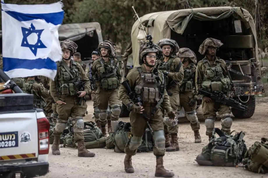 Forças israelenses se preparam antes de entrar na Faixa de Gaza para um ataque em Nahal Oz, Israel, em 12 de dezembro de 2023. [Mostafa Alkharouf – Anadolu Agency]