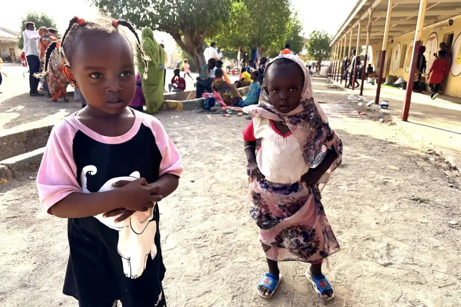 Cidadãos sudaneses deslocados internamente enfrentam escassez de ajuda humanitária enquanto se abrigam em um prédio escolar, após migrarem para o leste do país devido à guerra civil em curso entre o Exército e as Forças de Apoio Rápido (RSF), em Porto Sudão, Sudão, em 3 de janeiro de 2024. [Ömer Erdem – Agência Anadolu]