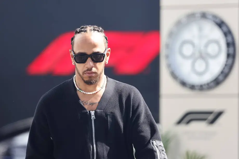 Lewis Hamilton, da Mercedes, antes dos treinos para o Grande Prêmio da Arábia Saudita de Fórmula 1, em Jeddah, Arábia Saudita, em 7 de março de 2024. [Jakub Porzycki – Agência Anadolu]