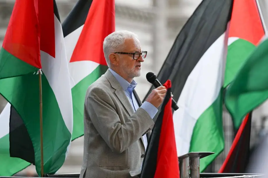 O ex-líder do Partido Trabalhista, Jeremy Corbyn, discursa durante um protesto contra o ataque do Exército israelense contra civis deslocados em Al-Mawasi, em 12 de setembro de 2024, em Londres, Reino Unido. [Raşid Necati Aslım – Anadolu Agency]