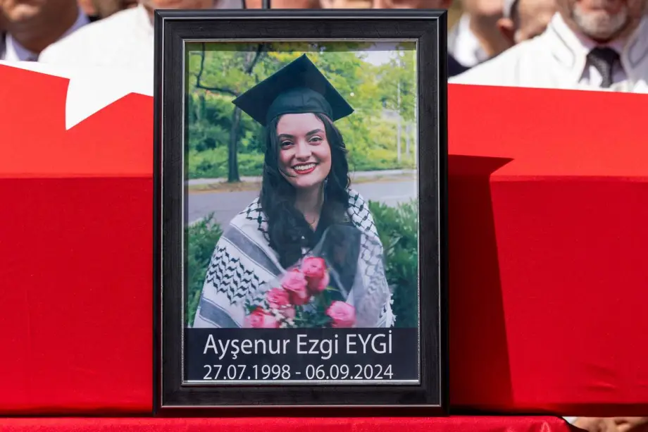 Oração fúnebre realizada para a ativista turco-americana Aysenur Ezgi Eygi na Mesquita Central de Didim, no distrito de Didim, Aydin, Turquia, em 14 de setembro de 2024. [Murat Gök – Agência Anadolu]