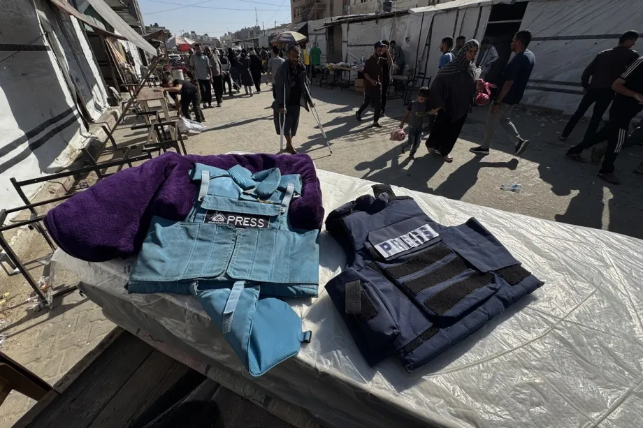 Coletes de imprensa estão sobre uma mesa do lado de fora do Complexo Médico Nasser, em Khan Younis, no sul da Faixa de Gaza. [Abdallah F.s. Alattar – Anadolu Agency]