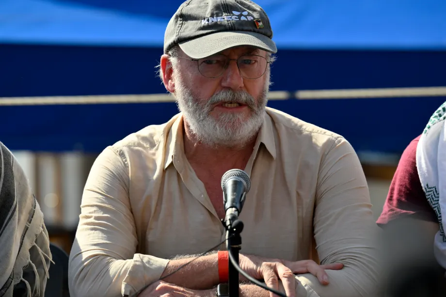 O ator irlandês Liam Cunningham participa de uma coletiva de imprensa antes da partida dos barcos do porto de Barcelona, na Espanha, em 31 de agosto de 2025. [Burak Akbulut – Anadolu Agency]
