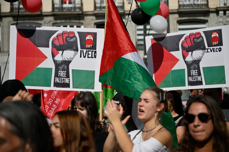 Estudantes universitários participam de uma manifestação pró-Palestina após deixarem as aulas em resposta a um chamado do sindicato estudantil para protestar contra Israel, na Puerta del Sol, em Madri, Espanha, em 15 de outubro de 2025. [Burak Akbulut – Anadolu Agency]