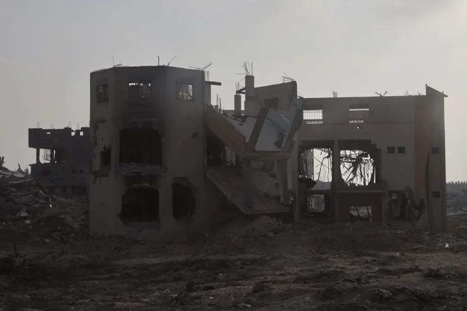 Uma vista dos escombros da Associação de Cultura e Pensamento Livre, localizada na parte leste de Khan Yunis, na Faixa de Gaza, em 6 de novembro de 2025. [Abdallah F.s. Alattar – Anadolu Agency]
