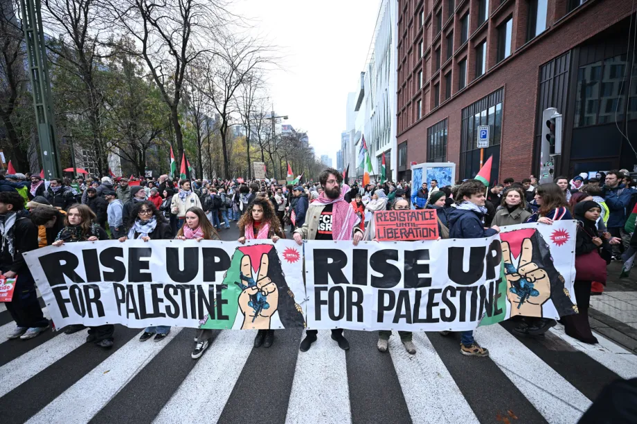 Milhares de manifestantes se reúnem em frente à Estação Brussels North (Gare du Nord) para exigir a suspensão imediata do acordo de parceria entre a União Europeia e Israel e denunciar os ataques contínuos de Israel contra Gaza, em violação ao cessar-fogo, em 16 de novembro de 2025, em Bruxelas, Bélgica. [Dursun Aydemir – Anadolu Agency]
