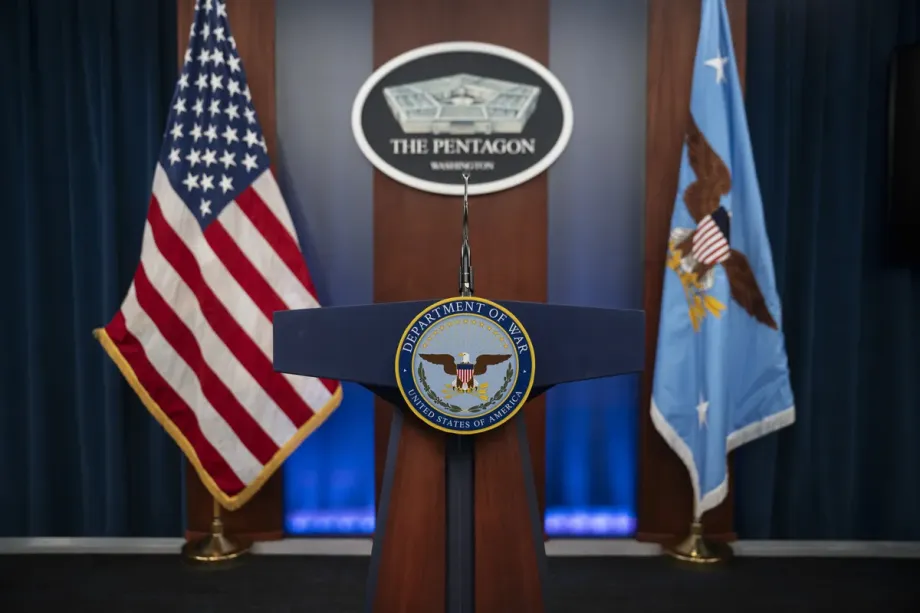 O logotipo do Departamento de Guerra é visto antes de uma coletiva de imprensa no Pentágono, em Washington, D.C., Estados Unidos, em 3 de dezembro de 2025. [Celal Güneş – Agência Anadolu]