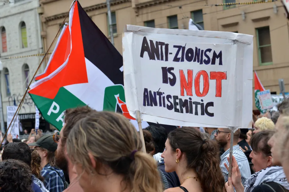 Apoiadores da Palestina participam de um protesto contra uma visita de Estado de quatro dias do presidente israelense Isaac Herzog a Melbourne, Austrália, em 9 de fevereiro de 2026. [Recep Sakar – Anadolu Agency]