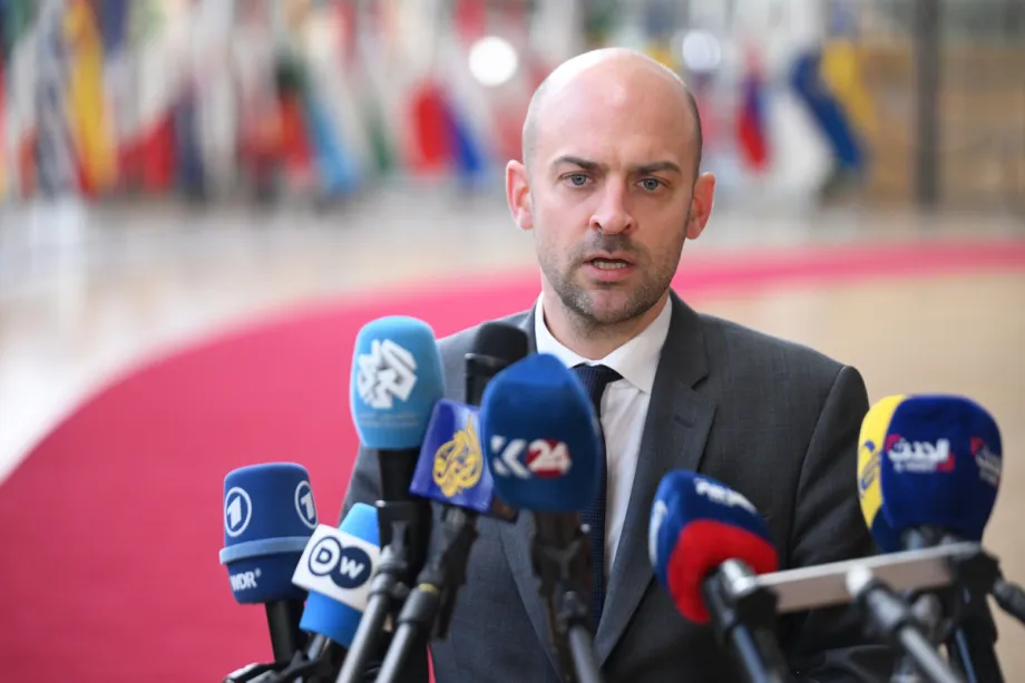 O ministro francês para a Europa e dos Negócios Estrangeiros, Jean-Noël Barrot, fala à imprensa antes da reunião do Conselho de Negócios Estrangeiros da União Europeia (UE), em Bruxelas, Bélgica, em 16 de março de 2026. [Dursun Aydemir – Anadolu Agency]