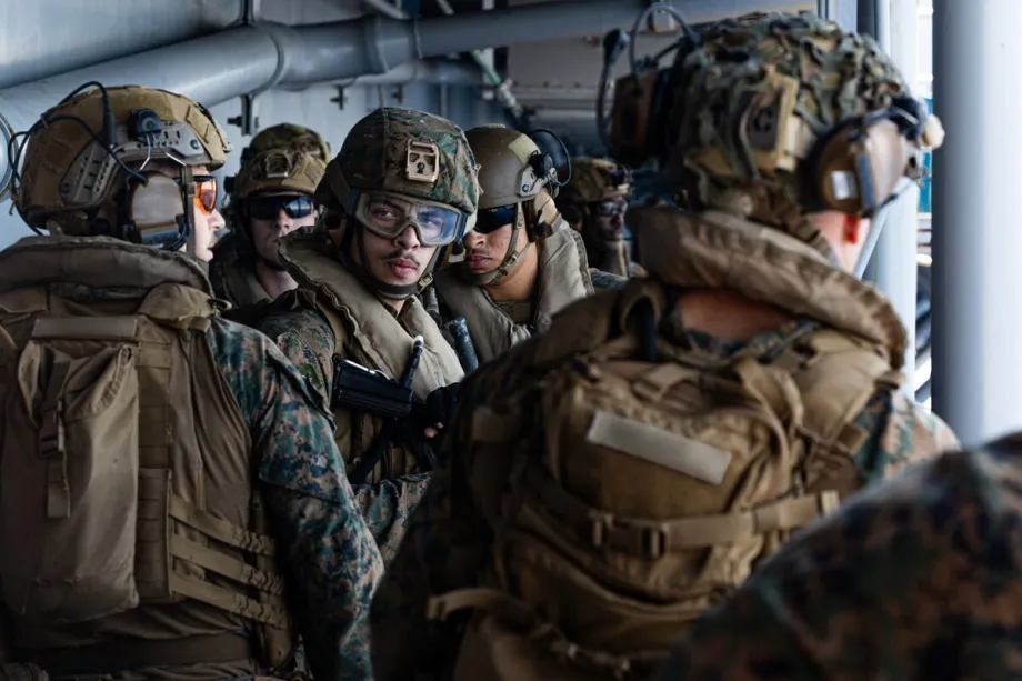 Os Estados Unidos anunciaram que o navio de assalto anfíbio USS Tripoli, que transporta 3.500 militares norte-americanos, chegou à área de responsabilidade do Comando Central dos EUA no Oriente Médio, em março de 2026. [US CENTCOM/Handout – Agência Anadolu]