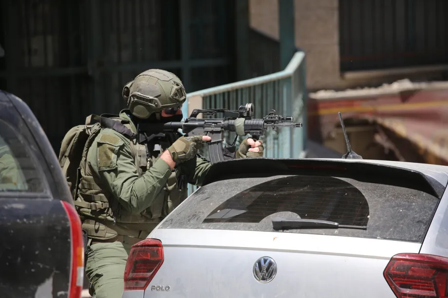 Forças israelenses portando armas realizam uma incursão na cidade de Nablus, na Cisjordânia, Palestina, em 23 de abril de 2026. [Nedal Eshtayah – Anadolu Agency]