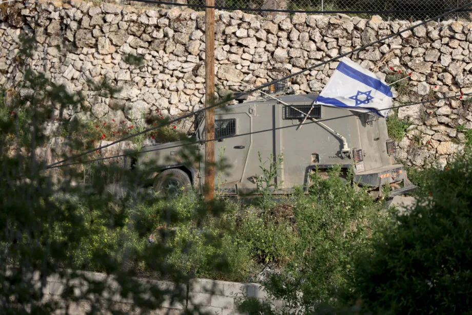 Forças israelenses patrulham a área após casas de propriedade palestina serem incendiadas por colonos israelenses na aldeia de Jalud, ao sul de Nablus, na Cisjordânia, Palestina, em 27 de abril de 2026. [İssam Rimawi – Agência Anadolu]