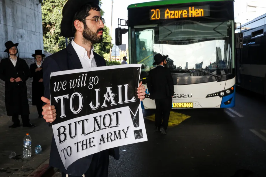 Judeus ultraortodoxos (haredim) protestam contra a falta de aprovação de uma legislação que isente estudantes de yeshivas do serviço militar obrigatório e contra a emissão de convocações para membros de sua comunidade, em Tel Aviv, Israel, em 28 de abril de 2026. [Gideon Markowicz – Agência Anadolu]