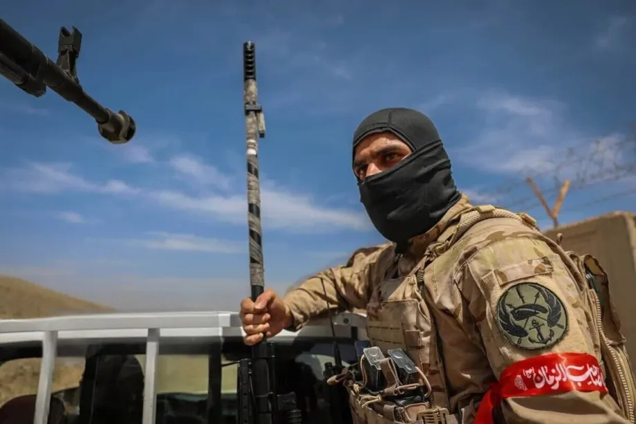 Membros do Corpo de Guardiões da Revolução Islâmica (IRGC) participam de um exercício militar destinado a “aumentar as capacidades de combate”, na província de Teerã, no Irã, em 12 de maio de 2026. [Corpo de Guardiões da Revolução Islâmica – Agência Anadolu]