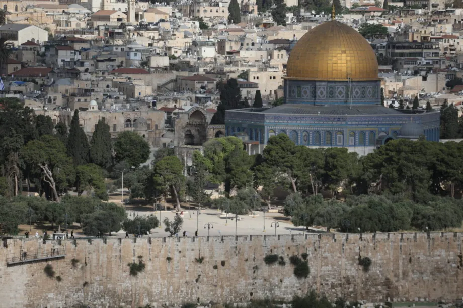 Colonos israelenses, sob proteção da polícia israelense, invadem o complexo da Mesquita de Al-Aqsa em Jerusalém Oriental em 21 de maio de 2026. Centenas de colonos entraram no local sagrado usando o feriado de Shavuot como pretexto. [Gazi Samad – Anadolu Agency]