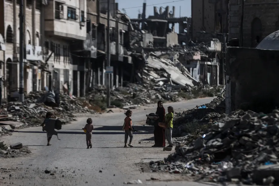 Palestinos são vistos enquanto as forças israelenses colocam novos blocos de concreto amarelos no entroncamento de Sanfura, continuando a expandir a área conhecida como “Linha Amarela”, apesar do cessar-fogo no oeste da Cidade de Gaza, Gaza, Palestina, em 27 de julho de 2026. [Ali Jadallah – Anadolu Agency]
