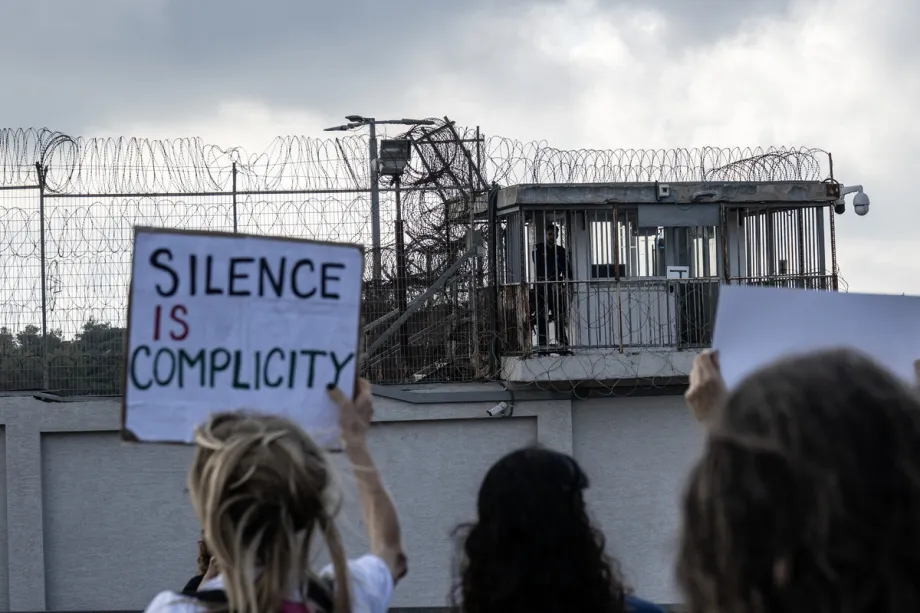 Ativistas palestinos e israelenses de direitos humanos se reúnem do lado de fora da prisão de Damon, perto de Haifa, Israel, em 22 de agosto de 2026. [Mostafa Alkharouf – Agência Anadolu]