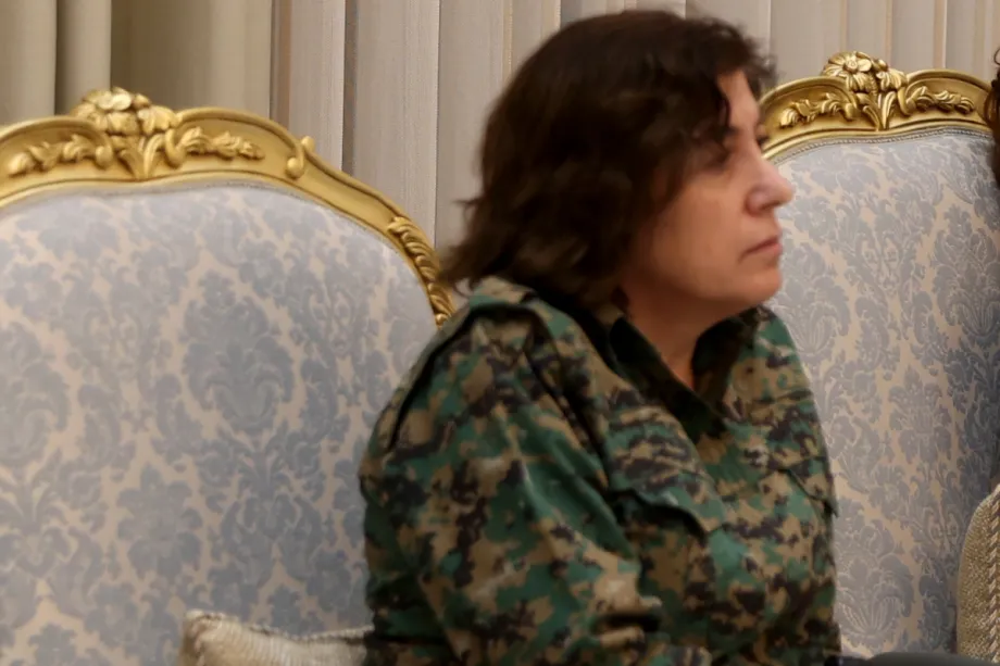Nowruz Ahmed, comandante sênior das Unidades de Proteção das Mulheres Curdas (YPJ), em Damasco, na Síria, em 25 de agosto de 2026. [Izz Aldien Alqasem – Anadolu Agency]