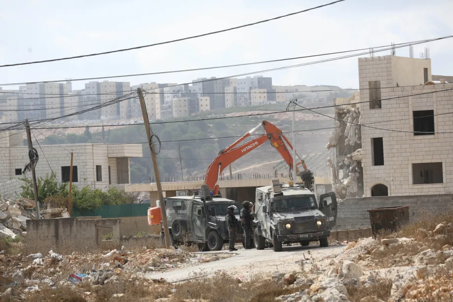 Uma escavadeira demole um edifício de propriedade palestina enquanto forças israelenses realizam uma incursão na área de Taawun Alawi, em Nablus, na Cisjordânia, Palestina, em 31 de agosto de 2026. [Nedal Eshtayah – Anadolu Agency]
