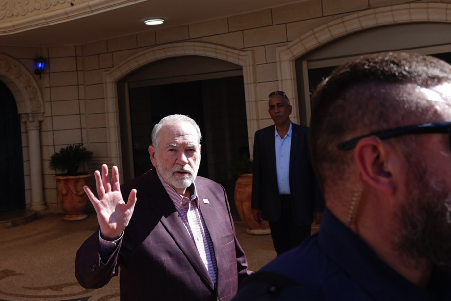 O embaixador dos EUA em Israel, Mike Huckabee, visita a casa de uma família palestina atacada por colonos israelenses na cidade de Turmus Ayya, em Ramallah, na Cisjordânia, Palestina, em 5 de setembro de 2026. [Issam Rimawi – Agência Anadolu]