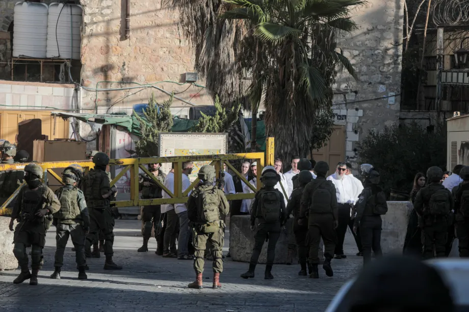 Forças israelenses restringem a circulação de palestinos na área ao bloquear entradas e saídas com barreiras metálicas durante uma incursão na região da Cidade Velha, sob proteção das forças israelenses, em Hebron, na Cisjordânia, Palestina, em 5 de setembro de 2026. [Mamoun Wazwaz – Anadolu Agency]