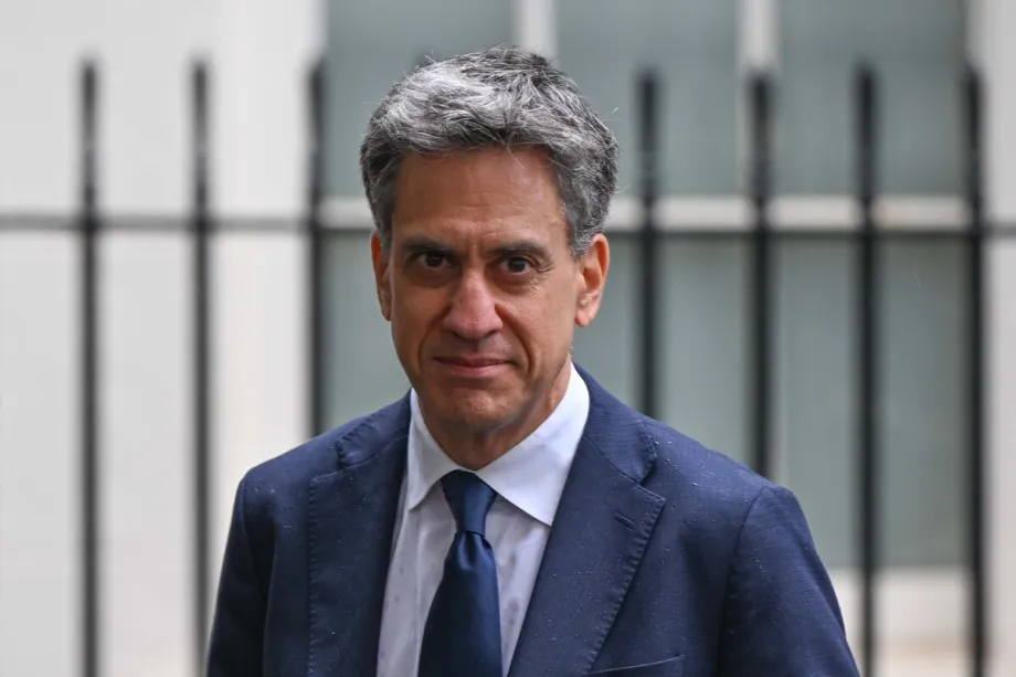 O ministro das Relações Exteriores do Reino Unido, Ed Miliband, deixa a residência oficial de Downing Street, após a primeira reunião de gabinete da nova sessão legislativa, em Londres, Reino Unido, em 8 de setembro de 2026. [Raşid Necati Aslım – Agência Anadolu]
