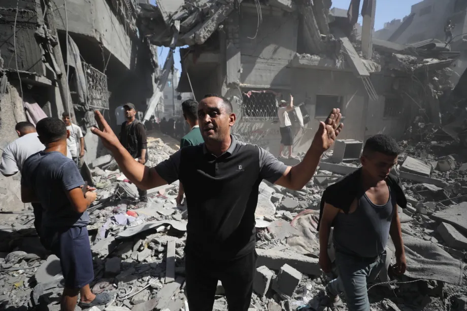 Palestinos inspecionam a extensa destruição e os escombros após ataques aéreos israelenses que atingiram áreas residenciais no campo de refugiados de Nuseirat, em violação ao cessar-fogo, na região central da Faixa de Gaza, Palestina, em 9 de setembro de 2026. [Hassan Jedi – Anadolu Agency]